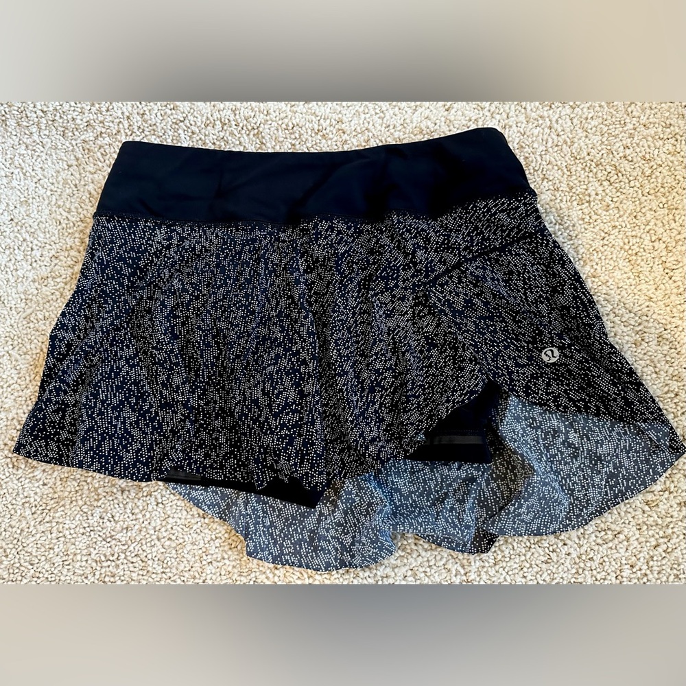 Lululemon Skirt 2 in 1, built in shorts, Size 2 or 4, dotted black/grey/white